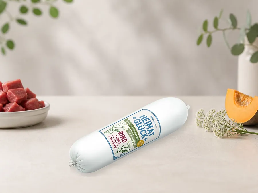 HEIMATGLÜCK Rind als Kategorie-Vorschau mit illustrativen Hinweisen auf Rind, Kürbis, Schafgarbe; offizielles Produktmotiv für Nassfutter für Hunde.