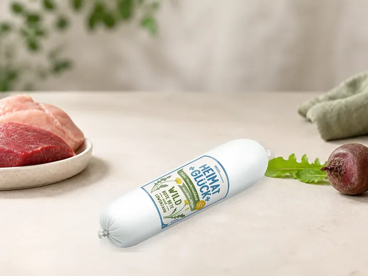 HEIMATGLÜCK Wild als Kategorie-Vorschau mit illustrativen Hinweisen auf Wild, Rind, Rote Bete, Löwenzahn; offizielles Produktmotiv für Nassfutter für Hunde.