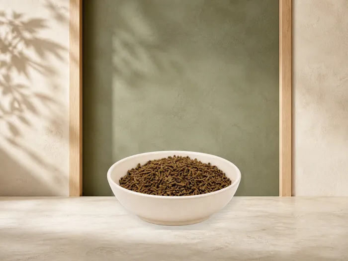 REiCO Bronho - Vital, 1 kg – offizielle Futterdarstellung in der hellen, flachen Tierfuttervital-Keramikschale für Ergänzungsfutter für Pferde.