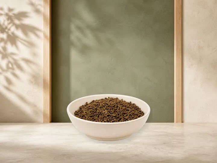 REiCO Bronho - Vital, 1 kg – offizielle Futterdarstellung in der hellen, flachen Tierfuttervital-Keramikschale für Ergänzungsfutter für Pferde.